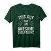 This Guy Has An Awesome Girlfriend T-Shirt - Lustiges Valentinstagsgeschenk für den Freund, perfekt für Paare & Verliebte