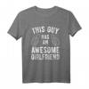 This Guy Has An Awesome Girlfriend T-Shirt - Lustiges Valentinstagsgeschenk für den Freund, perfekt für Paare & Verliebte
