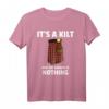 It's A Kilt And The Answer Is Nothing Schottenrock T-Shirt – Lustiges Geschenk für Schottland Fans, Kiltträger & Dudelsackliebhaber