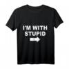 I'm With Stupid T-Shirt – Lustiges Geschenk für Mum, Dad, Junge oder Mädchen, klassisch geschnitten mit doppeltem Saum