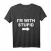 I'm With Stupid T-Shirt – Lustiges Geschenk für Mum, Dad, Junge oder Mädchen, klassisch geschnitten mit doppeltem Saum