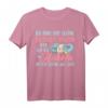 Lustiges Häkeln & Putzen T-Shirt für Damen mit Spruch – Perfekt für Häkelanfänger, Näherinnen & Handarbeitsliebhaberinnen