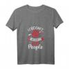 Häkeln Damen T-Shirt mit Spruch 'I Crochet So I Don't Kill People' - Lustiges Mode-Design für Häkel-Enthusiastinnen