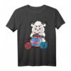 Strickendes Schaf T-Shirt | Kreatives Geschenk für Näher, Häkler & Stricker zum Geburtstag, Ostern & Weihnachten