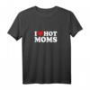 I Love Hot Moms Shirt – Lustiges Männer T-Shirt für Vatertag & originelles Matching Shirt für Papa und Kind