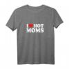 I Love Hot Moms Shirt – Lustiges Männer T-Shirt für Vatertag & originelles Matching Shirt für Papa und Kind