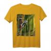 Buntspecht füttert Nachwuchs - Natur- und Vogelillustration T-Shirt für Naturliebhaber & Vogelbeobachter