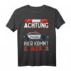 Personalisierter Spruch: Achtung Hier kommt Alex - Polizeiauto T-Shirt mit Namen für Kinder & Männer, lustiges Geschenkidee