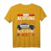 Personalisierter Spruch: Achtung Hier kommt Alex - Polizeiauto T-Shirt mit Namen für Kinder & Männer, lustiges Geschenkidee