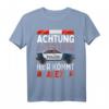 Personalisierter Spruch: Achtung Hier kommt Alex - Polizeiauto T-Shirt mit Namen für Kinder & Männer, lustiges Geschenkidee