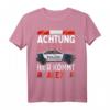 Personalisierter Spruch: Achtung Hier kommt Alex - Polizeiauto T-Shirt mit Namen für Kinder & Männer, lustiges Geschenkidee