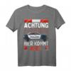 Personalisierter Spruch: Achtung Hier kommt Alex - Polizeiauto T-Shirt mit Namen für Kinder & Männer, lustiges Geschenkidee