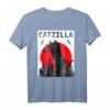 Catzilla im Sonnenuntergang Used-Look T-Shirt – Lustiges Horror-Design, Halloween-Kostüm & Geschenk für Katzenliebhaber und Horror-Fans