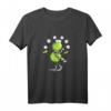 Frosch jongliert Schneebälle im Winter - Lustiges Cartoon Fun T-Shirt für Kinder, Damen und Herren mit Humor