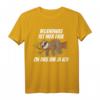 Irgendwas Ist Hier Faul Faultier Büro Faulenzer Morgenmuffel T-Shirt - Lustiges Statement für Arbeit, Baustelle & Bürohumor