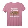 Irgendwas Ist Hier Faul Faultier Büro Faulenzer Morgenmuffel T-Shirt - Lustiges Statement für Arbeit, Baustelle & Bürohumor