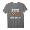 Irgendwas Ist Hier Faul Faultier Büro Faulenzer Morgenmuffel T-Shirt - Lustiges Statement für Arbeit, Baustelle & Bürohumor