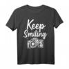 Fotografie Keep Smiling T-Shirt – Lustiges Kamera Motiv für Fotografen, Fotografie-Liebhaber & Geschenkideen zu Geburtstag & Weihnachten