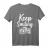 Fotografie Keep Smiling T-Shirt – Lustiges Kamera Motiv für Fotografen, Fotografie-Liebhaber & Geschenkideen zu Geburtstag & Weihnachten