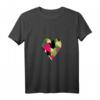 Herz mit militärgrünem, beige, rosa & schwarzem Herzmuster T-Shirt mit V-Ausschnitt – Witziges & originelles Kommunikationst-Shirt für alle