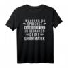 Humorvolles T-Shirt: Während du sprichst korrigiere ich deine Grammatik – Lustiges Geschenk für Lehrer, Germanistik-Studenten & Familie zum Geburtstag