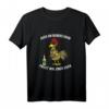 Auch ein blindes Huhn findet mal einen Korn Alkohol Party T-Shirt – Lustiges Geschenk für Sauftouren, Junggesellenabschiede & Festivals