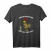 Auch ein blindes Huhn findet mal einen Korn Alkohol Party T-Shirt – Lustiges Geschenk für Sauftouren, Junggesellenabschiede & Festivals