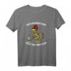 Auch ein blindes Huhn findet mal einen Korn Alkohol Party T-Shirt – Lustiges Geschenk für Sauftouren, Junggesellenabschiede & Festivals