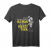 Never Underestimate An Old Man With A Hockey Stick - Humorvolles Eishockey T-Shirt für Fans, Spieler und Trainer