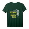 Never Underestimate An Old Man With A Hockey Stick - Humorvolles Eishockey T-Shirt für Fans, Spieler und Trainer