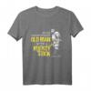 Never Underestimate An Old Man With A Hockey Stick - Humorvolles Eishockey T-Shirt für Fans, Spieler und Trainer
