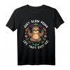 Just Slow Down Faultier Yoga T-Shirt - Lustiges Entspannungsoutfit für Yoga, Meditation & Natur geeignet, ideales Geschenk für Faultier- und Yoga-Fans