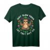 Just Slow Down Faultier Yoga T-Shirt - Lustiges Entspannungsoutfit für Yoga, Meditation & Natur geeignet, ideales Geschenk für Faultier- und Yoga-Fans