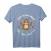 Just Slow Down Faultier Yoga T-Shirt - Lustiges Entspannungsoutfit für Yoga, Meditation & Natur geeignet, ideales Geschenk für Faultier- und Yoga-Fans