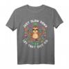 Just Slow Down Faultier Yoga T-Shirt - Lustiges Entspannungsoutfit für Yoga, Meditation & Natur geeignet, ideales Geschenk für Faultier- und Yoga-Fans