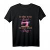 Ich hänge an der Nadel und brauche d. Stoff - Witziges Näh T-Shirt für Näherinnen, Strickerinnen und Schneiderinnen als Geschenk