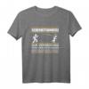 Sicherheitshinweis zur Vermeidung von Verletzungen T-Shirt – Humoriges Geschenk für Chefs, Kollegen & Freunde