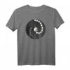 Wunderschönes Ying Yang Zen-Steine Sandkunst T-Shirt – Spirituelles Yoga- und Meditationsoutfit, Perfekt als Geschenk für Harmonie und Balance