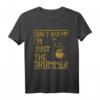 Schlagzeug T-Shirt – Frag nicht mich ich bin nur der Drummer – Perfektes Geschenk für Musiker, Drummer & Musikliebhaber zu Geburtstag & Weihnachten