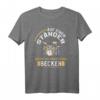 Auf Einen Ständer Gehört Ein Ordentliches Becken Schlagzeug T-Shirt - Lustiges Musiker Shirt für Drummer, Band & Konzert