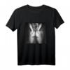 Sexy Girl T-Shirt mit Handschellen und String - Provokantes Grafisches Top für Männer und Frauen