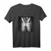 Sexy Girl T-Shirt mit Handschellen und String - Provokantes Grafisches Top für Männer und Frauen