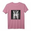 Sexy Girl T-Shirt mit Handschellen und String - Provokantes Grafisches Top für Männer und Frauen