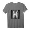 Sexy Girl T-Shirt mit Handschellen und String - Provokantes Grafisches Top für Männer und Frauen
