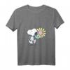 HapKitten Snoopy rosa Gänseblümchen T-Shirt – Lizenzprodukt mit V-Ausschnitt für Frauen