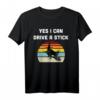 Yes I Can Drive a Stick Lustiges Halloween Hexe T-Shirt im Retro Style mit Hexe, Hut und Besen - Perfekt für Halloween, Kostümpartys & Meme