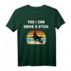 Yes I Can Drive a Stick Lustiges Halloween Hexe T-Shirt im Retro Style mit Hexe, Hut und Besen - Perfekt für Halloween, Kostümpartys & Meme