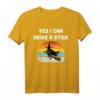 Yes I Can Drive a Stick Lustiges Halloween Hexe T-Shirt im Retro Style mit Hexe, Hut und Besen - Perfekt für Halloween, Kostümpartys & Meme