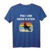 Yes I Can Drive a Stick Lustiges Halloween Hexe T-Shirt im Retro Style mit Hexe, Hut und Besen - Perfekt für Halloween, Kostümpartys & Meme