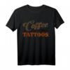 Tattoo Tee Coffee And Tattoos - Lustiges Geschenk für Mütter und Großmütter mit Tattoos zum Mother's Day & Geburtstag